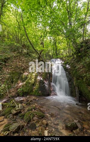 Paysage de cascade dans la montagne de Gabrovo Belasica, Novo Selo, Nord Macédoine Banque D'Images