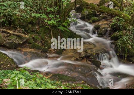 Paysage de cascade dans la montagne de Gabrovo Belasica, Novo Selo, Nord Macédoine Banque D'Images