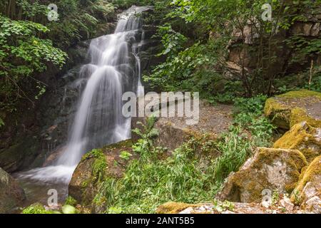 Paysage de cascade dans la montagne de Gabrovo Belasica, Novo Selo, Nord Macédoine Banque D'Images