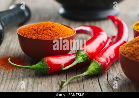 Ensemble et la masse de poudre de piment rouge. Mortier et pilon. Banque D'Images