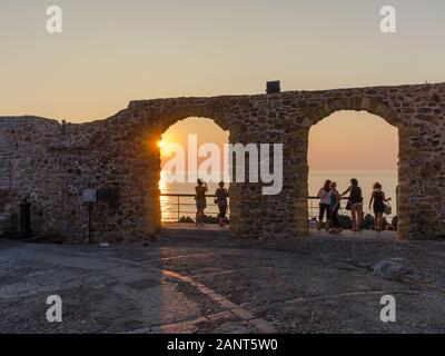 Coucher de soleil méditerranéen à Cefalu. Le Cefalu historique est une destination touristique majeure de la Sicile. Banque D'Images