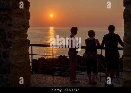 Coucher de soleil méditerranéen à Cefalu. Le Cefalu historique est une destination touristique majeure de la Sicile. Banque D'Images