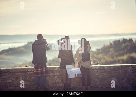 Jeunes amis en regardant le coucher du soleil du soir Banque D'Images