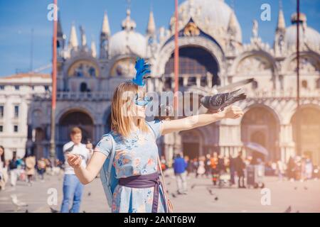 Portrait of smiling young woman in Venise, Italie en masque de Venise rss pigeons sur la Place St Marc. Voyage Concept Banque D'Images