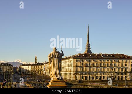 La ville de Turin avec place Vittorio Veneto, la haut de Mole Antonelliana et l'arrière de la statue de Vittorio Emanuele I, Piémont, Italie Banque D'Images