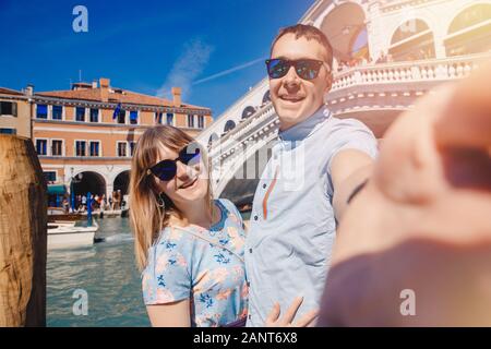 Couple amateur selfies voyage photo Venise, Italie contre la toile de grand canal et le pont Banque D'Images