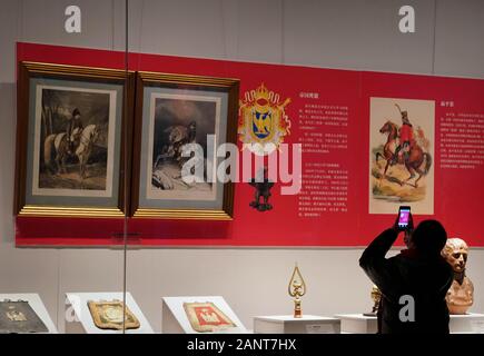 (200119) -- ZHENGZHOU, 19 janvier 2020 (Xinhua) -- un visiteur prend des photos à une exposition sur Napoléon Bonaparte à Zhengzhou, capitale de la province du Henan en Chine centrale, le 16 janvier 2020. Une exposition sur Napoléon Bonaparte est entré dans Zhengzhou, capitale de la province du Henan en Chine centrale. Les 155 séries de 254 articles en vedette : peintures, sculptures, vêtements et objets liés à Napoléon Bonaparte. Des vestiges culturels tels que le Code Napoléon, le napoléon des lettres personnelles et le premier dictionnaire franco-chinois sont aussi exposés. L'exposition, montrant l'onduleur et Dow Banque D'Images