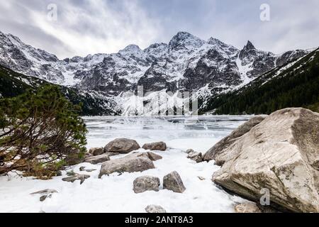 Paysage pittoresque au lac Morskie Oko Tatras en Pologne à l'hiver. Banque D'Images