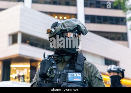 Hong Kong, Chine. 19 Jan, 2020. Agent de police se tient dans le centre de surveillance de la Hong Kong de protestation - Siège universel sur communistes rassemblement à Chater Garden, Central, Hong Kong. Crédit : David Ogg/Alamy Live News Banque D'Images