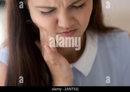 Femme souffre d'un mal de dent solide face frowny vue rapprochée Banque D'Images