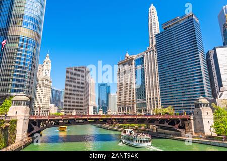 Chicago, Illinois, USA croisière touristique et sur les toits de la rivière. Banque D'Images