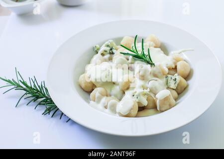 Gnocchi italienne maison avec sauce au gorgonzola Banque D'Images