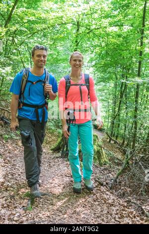 Randonnée en forêt près de shaddy parc naturel Altmühltal à Denkendorf Banque D'Images