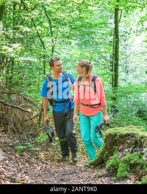 Randonnée en forêt près de shaddy parc naturel Altmühltal à Denkendorf Banque D'Images