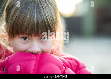 Portrait d'une jolie fille enfant émerveillé faire shoked expression sur son visage à l'extérieur. Banque D'Images