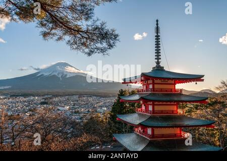 Les derniers rayons du soleil couchant illuminant le mont Fuji et le Churito Pagode sur une après-midi d'hiver de décembre. Banque D'Images