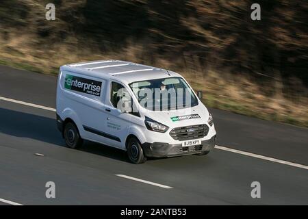 Location de fourgonnettes Enterprise 2019 Ford Transit Custom 300 base White LCV Diesel conduite sur l'autoroute M 6 près de Preston dans Lancashire, Royaume-Uni Banque D'Images