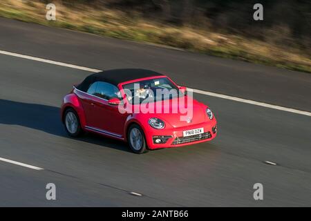 Volkswagen VW vee-dub COLÉOPTÈRE DESIGN TSI BMOTION TECH rouge essence convertible conduite sur l'autoroute   près de Preston dans Lancashire, Royaume-Uni Banque D'Images
