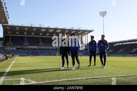 Leicester City's James Maddison (à gauche) et Ben Chilwell (centre gauche) a été le pas avant le premier match de championnat à Turf Moor, Burnley. Banque D'Images