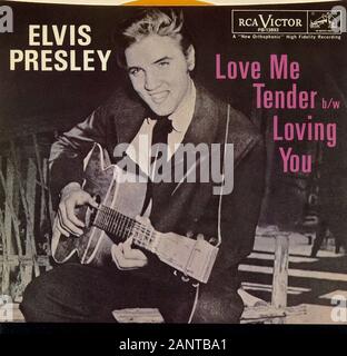 Elvis Presley - Love Me Tender b w t'aimer - Classic vintage album vinyle Banque D'Images