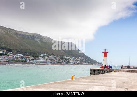 KALK BAY, PROVINCE DE WESTERN CAPE, AFRIQUE DU SUD - le 30 décembre 2019 Loisirs : pier avec phare construit en 1919 et les pêcheurs au port de Kalk Bay près de C Banque D'Images