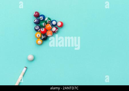 Billard Pool équipements sur un fond vert. Banque D'Images