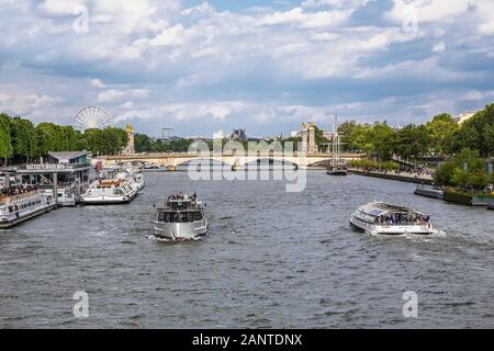 PARIS, FRANCE - 15 MAI 2016 : Seine avec bateaux de plaisance sur l'arrière-plan du pont alexandre 3, et du Louvre. Paris. France Banque D'Images