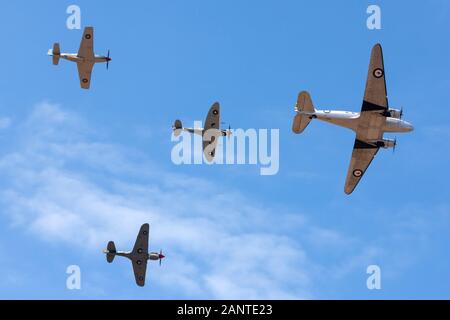 Ancien Royal Australian Air Force (RAAF) Douglas C-47B (DC-3) à la tête d'une formation d'avions de chasse de la seconde guerre mondiale, y compris un Spitfire, P-51 Mustang Banque D'Images