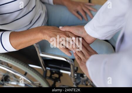 Top View close up caregiver holding mobilité femme plus âgée part Banque D'Images