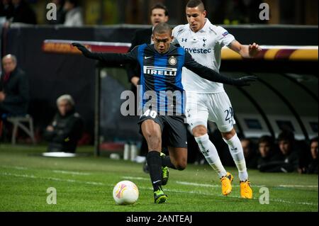 Milan, Italie, le 14 mars 2013," G.Meazza San Siro -' Stadium, l'UEFA Europa League 2012/2013 ,FC Inter - FC Tottenham : Juan Jésus et Jake Livermore en action pendant le match Banque D'Images