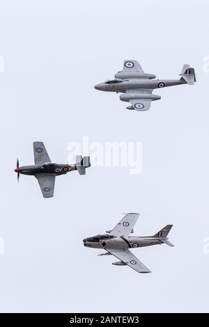 Formation de l'ancien Royal Australian Air Force d'avions de chasse comprenant un CAC CA-18 Mustang (North American P-51D Mustang), CA-27 Sabre (North Amer Banque D'Images