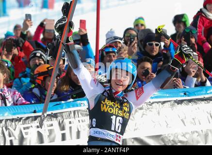 Sestriere, Italie, 19 janvier 2020, ski alpin - Coupe du monde de ski fis gs parallèle , mesdames . sestriere , piémont , Italie 2020-01-19 - dimanche image montre direz clara (Fra) 1er classé durant la Coupe du Monde de ski de slalom géant parallèle - Femmes - Ski - Credit : LPS/Sergio Bisi/Alamy Live News Banque D'Images