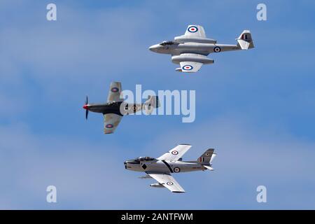 Formation de l'ancien Royal Australian Air Force d'avions de chasse comprenant un CAC CA-18 Mustang (North American P-51D Mustang), CA-27 Sabre (North Amer Banque D'Images