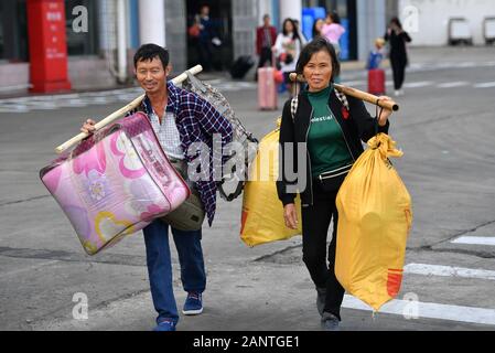 Haikou, Chine. 19 Jan, 2020. Deux travailleurs de la province du Hunan en Chine centrale à pied à bord d'un ferry dans le Port de Xiuying retourner à leur ville natale à Haikou, capitale de la Chine du sud, le 19 janvier 2020. Le détroit de Qiongzhou assisté à une ruée vers les voyages comme le Festival de Printemps s'approche. Credit : Guo Cheng/Xinhua/Alamy Live News Banque D'Images