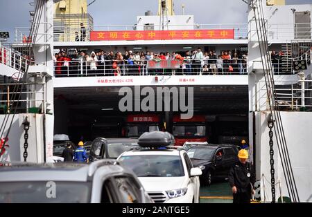 Haikou, Chine. 19 Jan, 2020. Passagers attendent pour descendre un navire roulier au Port de Xiuying Haikou, capitale du sud de la Chine, 19 janvier 2020. Le détroit de Qiongzhou assisté à une ruée vers les voyages comme le Festival de Printemps s'approche. Credit : Guo Cheng/Xinhua/Alamy Live News Banque D'Images