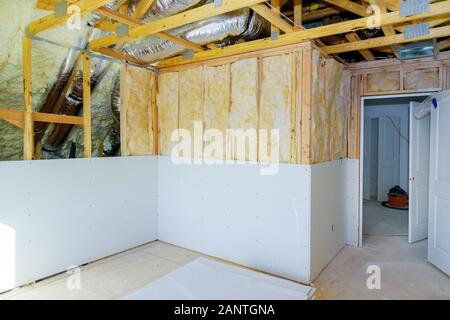 L'installation de placoplâtre de feuille pour la construction mur chambre mansardée au grenier isolation mousse de polyuréthane termal Banque D'Images