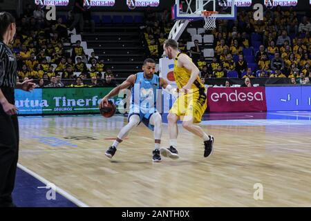 Phil Pressey (Bayern Munich) et Marcelinho Huertas (Tenerife) en action lors du 18e match de la Liga ACB Basketball Endesa, célébré à la Pabellón Santiago Martín à San Cristobal de La Laguna (Tenerife - Espagne). Iberostar Tenerife gagne sur le Movistar Estudiantes (76 - 59). (Photo de Elena/Vizzoca Pacific Press) Credit : Pacific Press Agency/Alamy Live News Banque D'Images