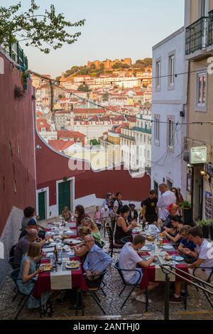 Les clients qui dînent en plein air à Calcada do Duque, rue piétonne pavée qui relie Bairro Alto et Rossio à Lisbonne, au Portugal, après le soleil. Banque D'Images