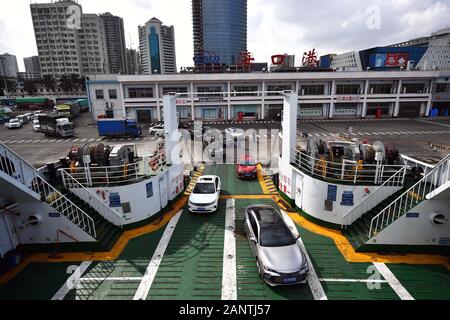 Haikou, Chine. 19 Jan, 2020. Véhicules à bord d'un navire roulier au Port de Xiuying Haikou, capitale du sud de la Chine, 19 janvier 2020. Le détroit de Qiongzhou assisté à une ruée vers les voyages comme le Festival de Printemps s'approche. Credit : Guo Cheng/Xinhua/Alamy Live News Banque D'Images