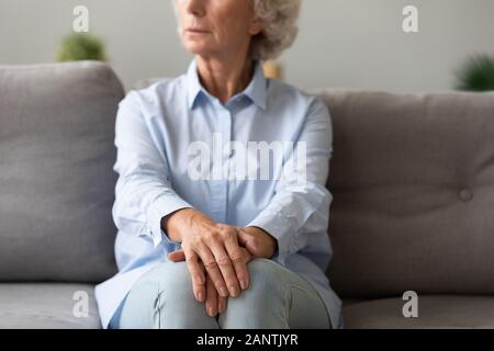 Thoughtful woman sitting on couch, pensant à la vie Banque D'Images