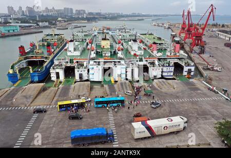 Haikou, Chine. 19 Jan, 2020. Photo aérienne prise le 19 janvier 2020 montre les navires rouliers au Port Xiuying à Haikou, capitale de la Chine du sud. Le détroit de Qiongzhou assisté à une ruée vers les voyages comme le Festival de Printemps s'approche. Credit : Guo Cheng/Xinhua/Alamy Live News Banque D'Images