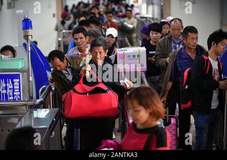 Haikou, Chine. 19 Jan, 2020. Obtenez les passagers à bord d'un ferry dans le Port de Xiuying Haikou, capitale du sud de la Chine, 19 janvier 2020. Le détroit de Qiongzhou assisté à une ruée vers les voyages comme le Festival de Printemps s'approche. Credit : Guo Cheng/Xinhua/Alamy Live News Banque D'Images