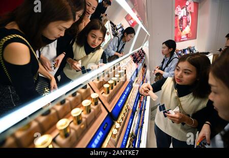 Haikou, Chine. 19 Jan, 2020. Les clients à faire leurs achats dans les boutiques hors taxes à Haikou, capitale de la Chine du sud, le 19 janvier 2020. Les boutiques duty-free sur la province insulaire de Hainan, ploutocrates de 13,61 milliards de yuans (environ 1,97 milliards de dollars) des ventes en 2019, en hausse de 35 pour cent d'année en année, les autorités locales ont déclaré mercredi. Les données du ministère provincial des Finances a montré que l'Hainan boutiques duty-free enregistré environ 3,84 millions, en hausse de 34 p. 100 des achats d'année en année. Credit : Guo Cheng/Xinhua/Alamy Live News Banque D'Images