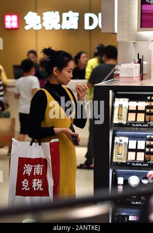 Haikou, Chine. 19 Jan, 2020. Les clients à faire leurs achats dans les boutiques hors taxes à Haikou, capitale de la Chine du sud, le 19 janvier 2020. Les boutiques duty-free sur la province insulaire de Hainan, ploutocrates de 13,61 milliards de yuans (environ 1,97 milliards de dollars) des ventes en 2019, en hausse de 35 pour cent d'année en année, les autorités locales ont déclaré mercredi. Les données du ministère provincial des Finances a montré que l'Hainan boutiques duty-free enregistré environ 3,84 millions, en hausse de 34 p. 100 des achats d'année en année. Credit : Guo Cheng/Xinhua/Alamy Live News Banque D'Images