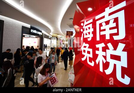 Haikou, Chine. 19 Jan, 2020. Les clients à faire leurs achats dans les boutiques hors taxes à Haikou, capitale de la Chine du sud, le 19 janvier 2020. Les boutiques duty-free sur la province insulaire de Hainan, ploutocrates de 13,61 milliards de yuans (environ 1,97 milliards de dollars) des ventes en 2019, en hausse de 35 pour cent d'année en année, les autorités locales ont déclaré mercredi. Les données du ministère provincial des Finances a montré que l'Hainan boutiques duty-free enregistré environ 3,84 millions, en hausse de 34 p. 100 des achats d'année en année. Credit : Guo Cheng/Xinhua/Alamy Live News Banque D'Images