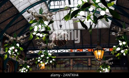 Décorations de Noël suspendu à Londres Covent Garden Market Place. Noël 2019. Banque D'Images