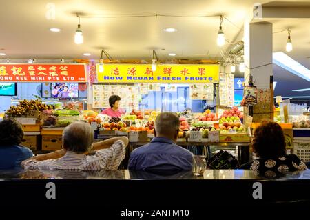 Singapour-07 Dec 2017:Singapour chinatown mrt station indoor fruit market view Banque D'Images