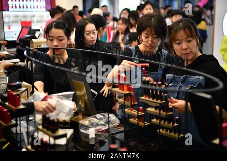 Haikou, Chine. 19 Jan, 2020. Les clients à faire leurs achats dans les boutiques hors taxes à Haikou, capitale de la Chine du sud, le 19 janvier 2020. Les boutiques duty-free sur la province insulaire de Hainan, ploutocrates de 13,61 milliards de yuans (environ 1,97 milliards de dollars) des ventes en 2019, en hausse de 35 pour cent d'année en année, les autorités locales ont déclaré mercredi. Les données du ministère provincial des Finances a montré que l'Hainan boutiques duty-free enregistré environ 3,84 millions, en hausse de 34 p. 100 des achats d'année en année. Credit : Guo Cheng/Xinhua/Alamy Live News Banque D'Images