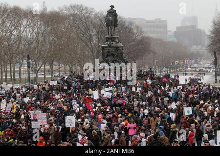 Philadelphia, PA, USA, le 18 janvier 2020 : Des centaines brave une tempête pour la quatrième édition annuelle de la Marche des femmes sur Philadelphie. Banque D'Images