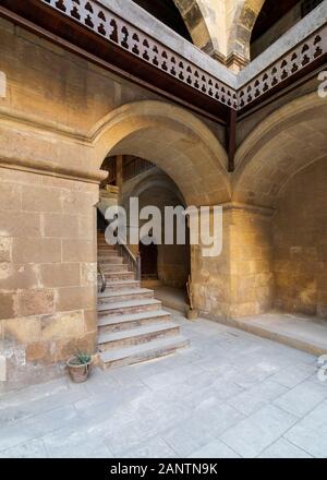 La lumière du jour extérieur tourné d'escalier qui jusqu'menant à caravansérail - Wikala - de Bazaraa, adapté dans le district de Gamalia, cité médiévale Le Caire, Egypte Banque D'Images